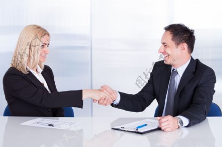 握手合作的商务男女图片
