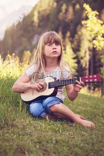 自然人女孩音乐肖像儿童吉他人金发身体打吉他