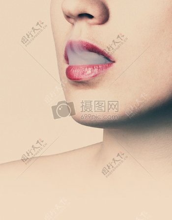 女子用红色唇膏从她口中放生烟掉了然后吸入它再次与她的鼻子