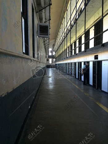 宽阔的监狱走廊