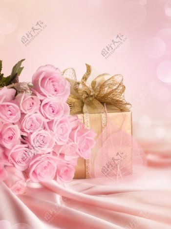 粉色情人节玫瑰花与礼物图片