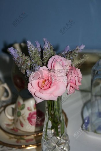 花瓶里的鲜花