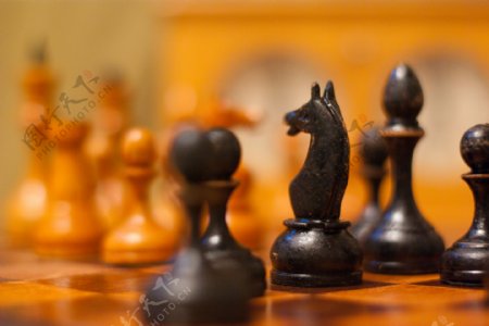 木质黑色国际象棋棋子图片
