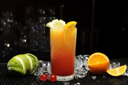 橙汁饮料与冰块图片