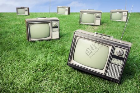 草地上的旧电视机图片