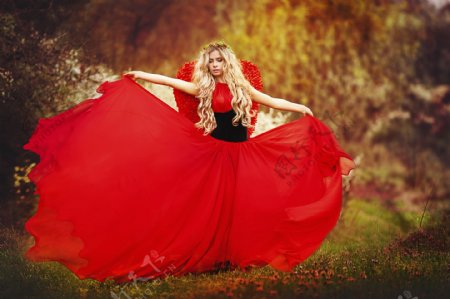 草地上的红裙子美女图片