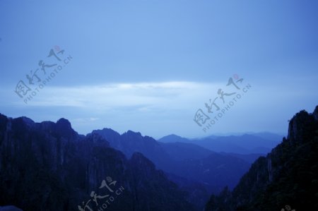 蓝天白云下的黄山群峰图片