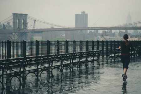布鲁克林大桥在雨