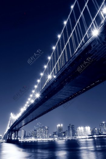 繁华城市的大桥夜景图片