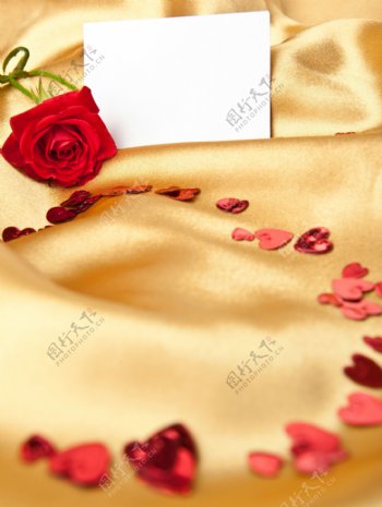 丝绸上的玫瑰花与贺卡图片