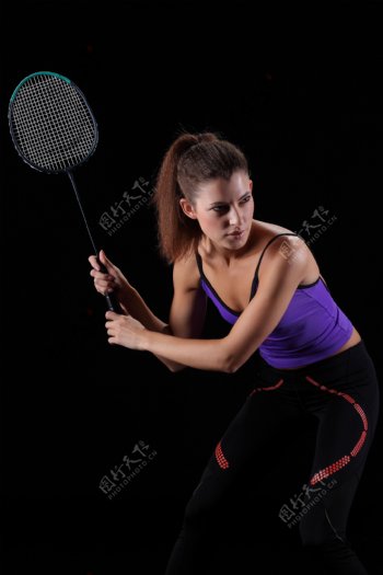 打羽毛球的外国女人图片