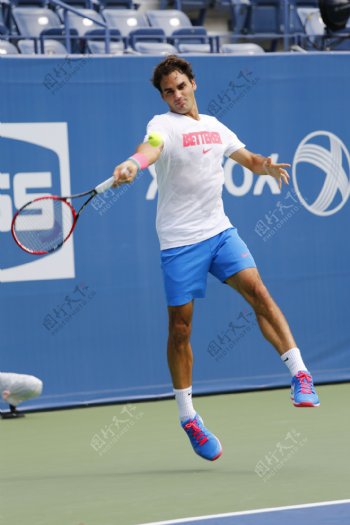 跳跃打网球的运动员图片