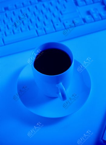 桌面上咖啡和键盘图片