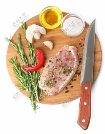 木板上的肉和调料图片