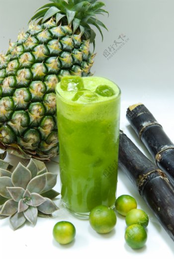 菠萝与绿色果汁图片