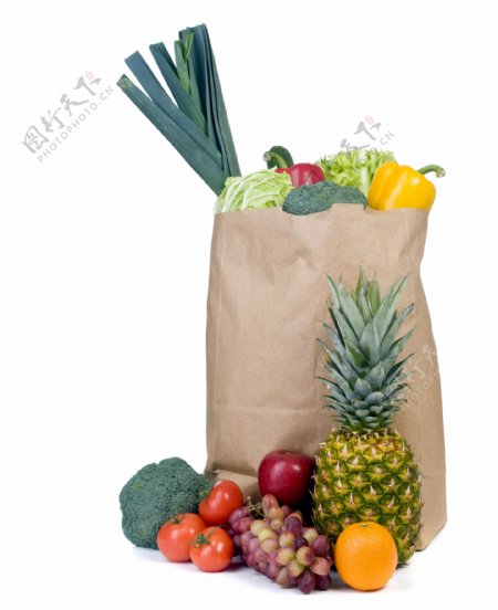 新鲜水果蔬菜与纸袋图片