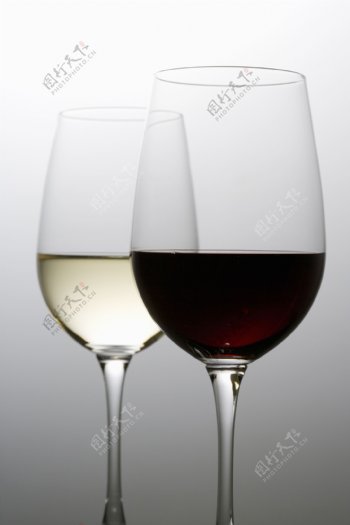 两个红酒杯特写图片