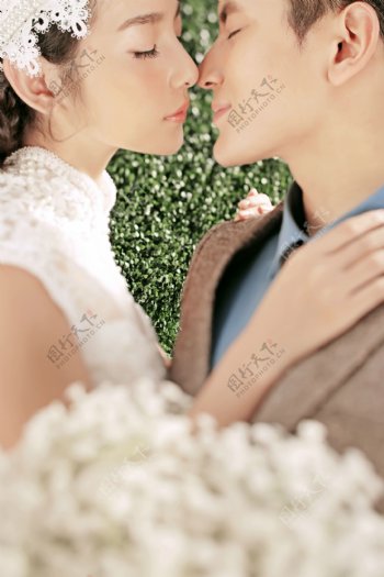 浪漫亲吻的恋人图片