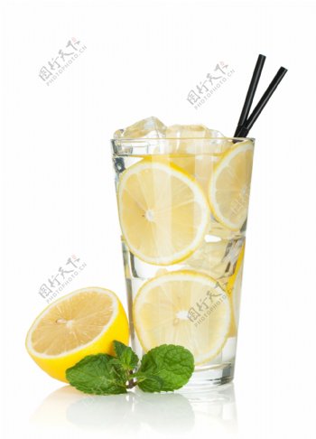 冰镇的柠檬饮料图图片