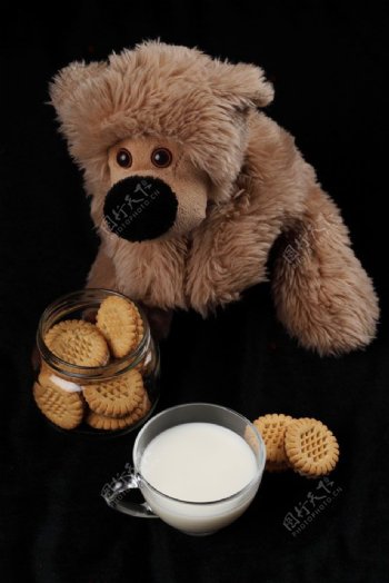 玩具熊与饼干牛奶图片