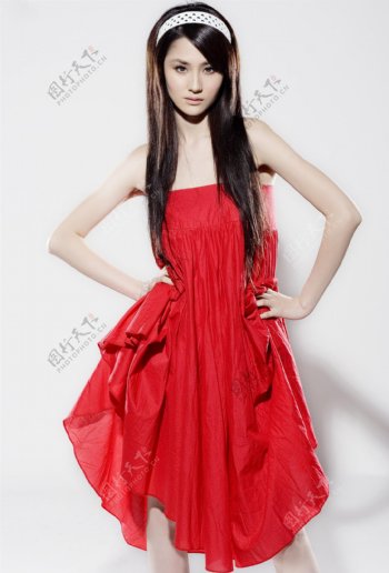 红色连衣裙模特图片
