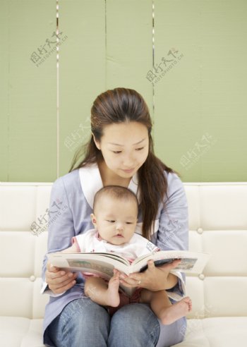 看书的小宝宝和妈妈图片