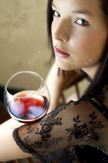 红酒与美女图片