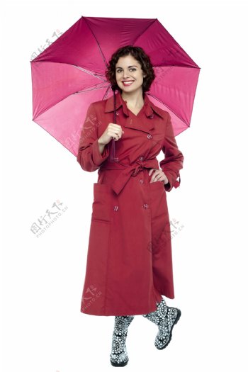 打着雨伞的穿风衣美女图片