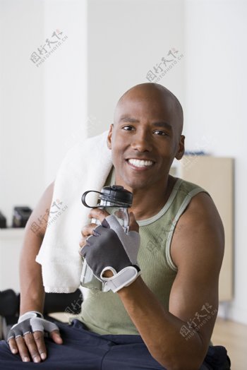 补充水分的健身男性图片