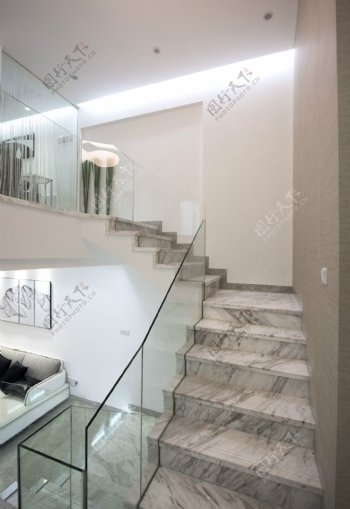 现代别墅白色系楼梯间装修效果图