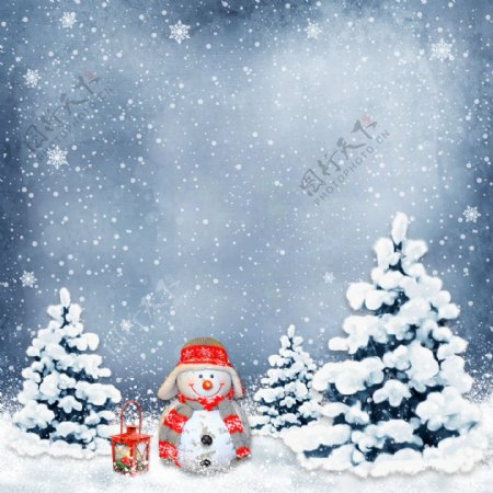 雪地上的圣诞树和雪人图片
