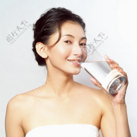 喝水的健康美女图片