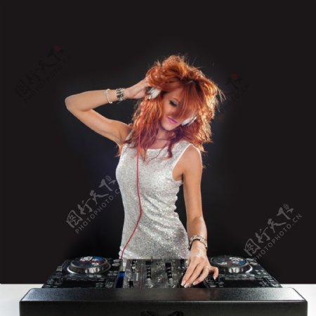 投入的金发DJ女孩图片