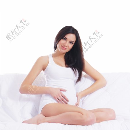 坐在沙发上的孕妇图片