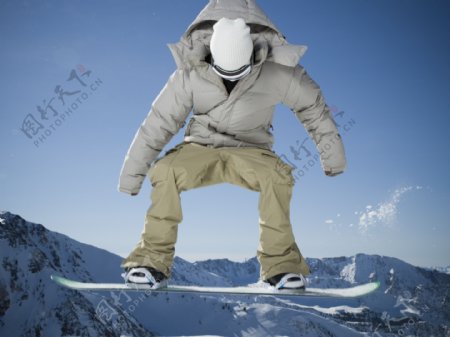 腾空而起的滑雪者图片
