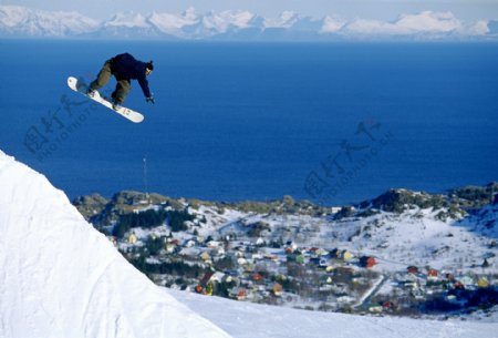 腾空飞跃的划雪运动员图片