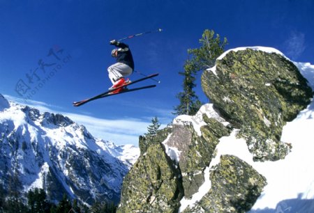 飞岩滑雪男人PSD素材图片