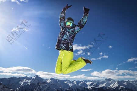 雪山飞越的运动员图片