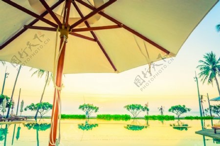游泳池遮阳伞图片