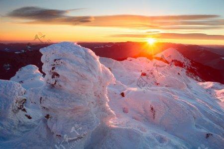 唯美冬日山峰风景图片