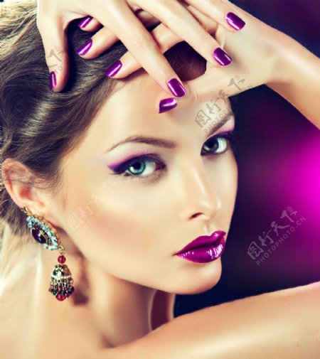 涂紫色指甲和唇膏的外国美女图片