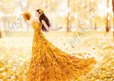 美女黄色枫叶造型图片