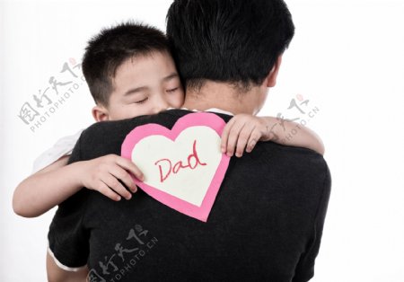 拥抱父亲的男孩图片