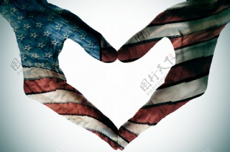 爱心手势与美国国旗图片
