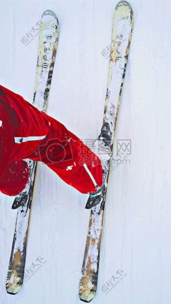 红色滑雪服的人特写
