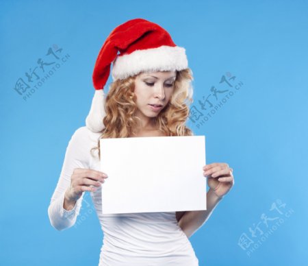 手拿空白纸板的圣诞美女图片