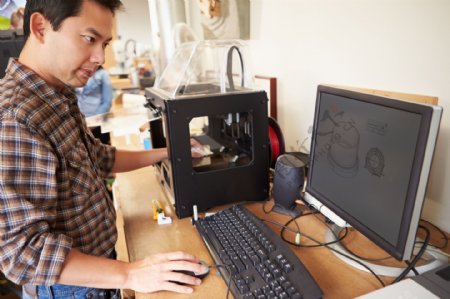 操作3D打印的工作人员图片