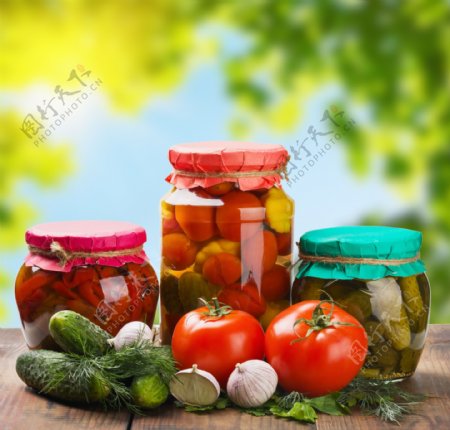 玻璃罐中的腌制食品和新鲜蔬菜图片