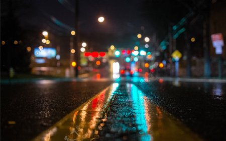 高清雨后夜晚街道图片