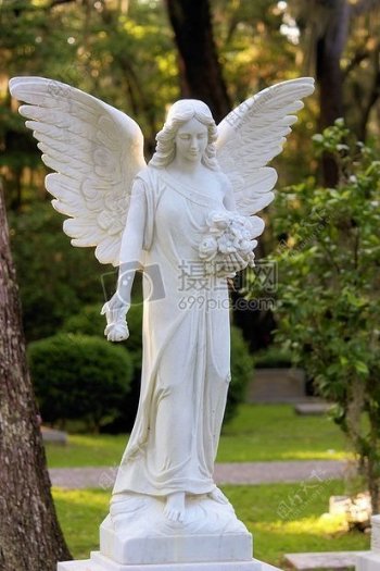 森林的白色女神雕像